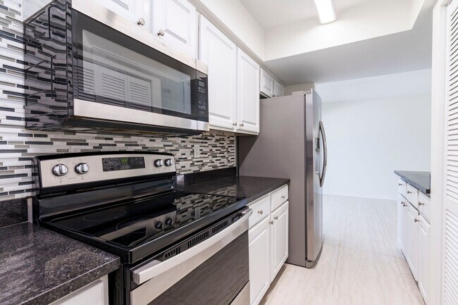 Building Photo - 2 Bedroom / 2 Bath Condo