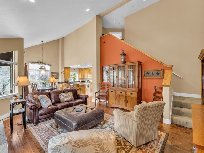 Building Photo - End-Unit Townhome in Cove Canyon