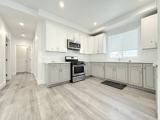 Building Photo - 829 E 74th St