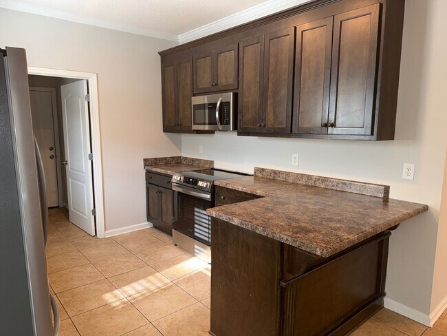 Building Photo - LEASING FOR FALL 2027 3 Bed/3 Bath Forest Lake Home less than a mile from campus!