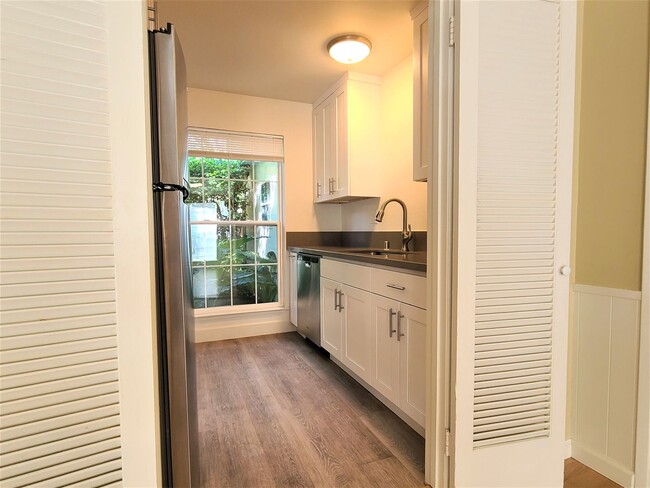 Building Photo - Spacious Condo in Menlo Park available now!