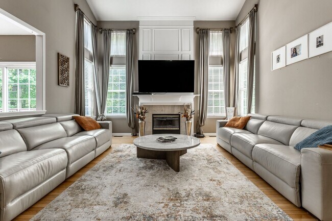 Building Photo - Spacious 5-Bed Home with In-Law Suite, Fin...