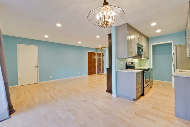 Building Photo - 280 Easy St