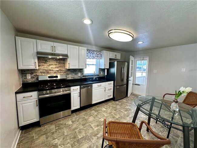 Building Photo - 710 Locust St