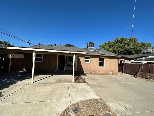 Building Photo - 1750 Lois Way