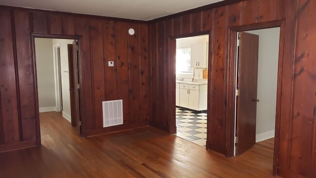 Building Photo - Adorable Summerville Cottage