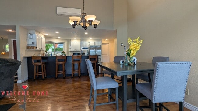 Building Photo - Huge waterfront home, fully furnished, boa...