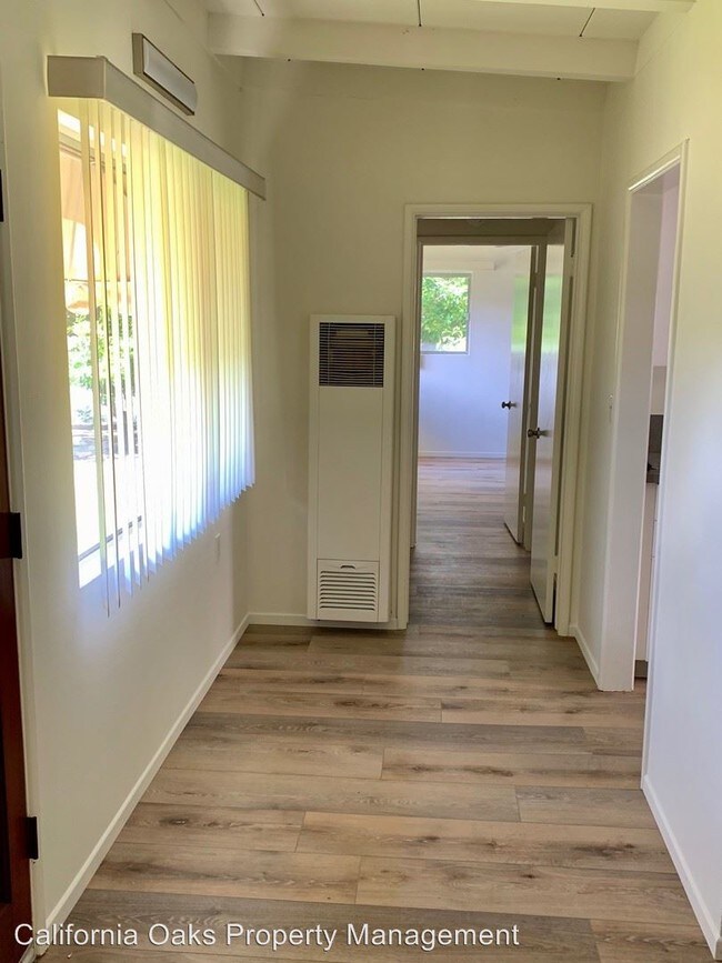 Building Photo - 409 E Oak St