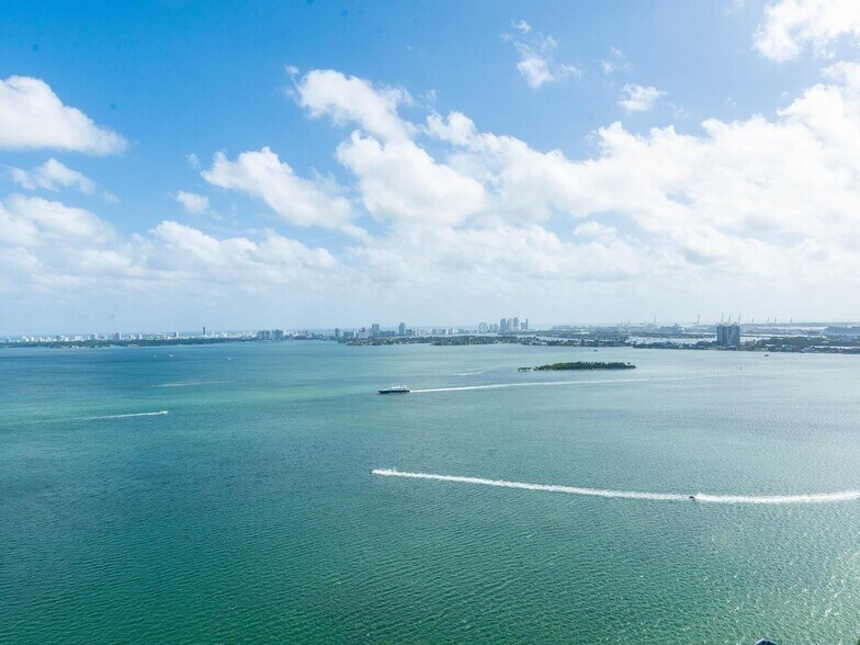 Building Photo - 650 NE 32nd St