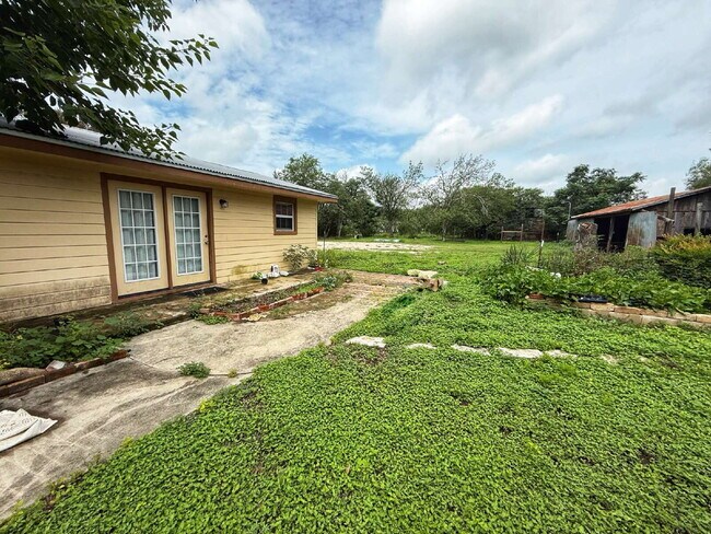 Building Photo - Peaceful 1-Acre Country Living with Easy C...