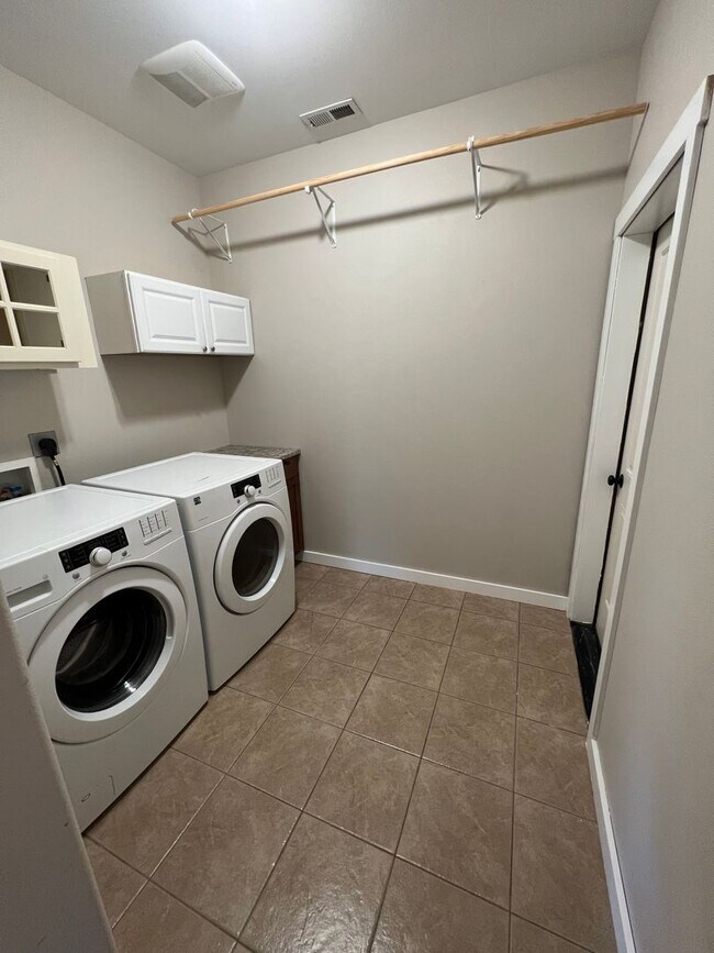 Building Photo - Modern 3 Bedroom Home