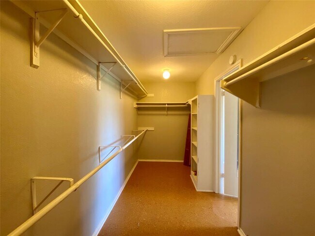 Building Photo - 4711 Spicewood Springs Rd