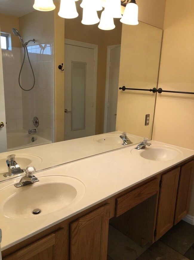 Building Photo - Single Story home in Northshore!