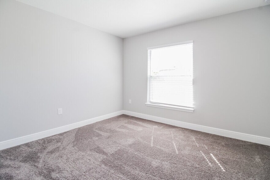 Building Photo - 8 Bradford Ct