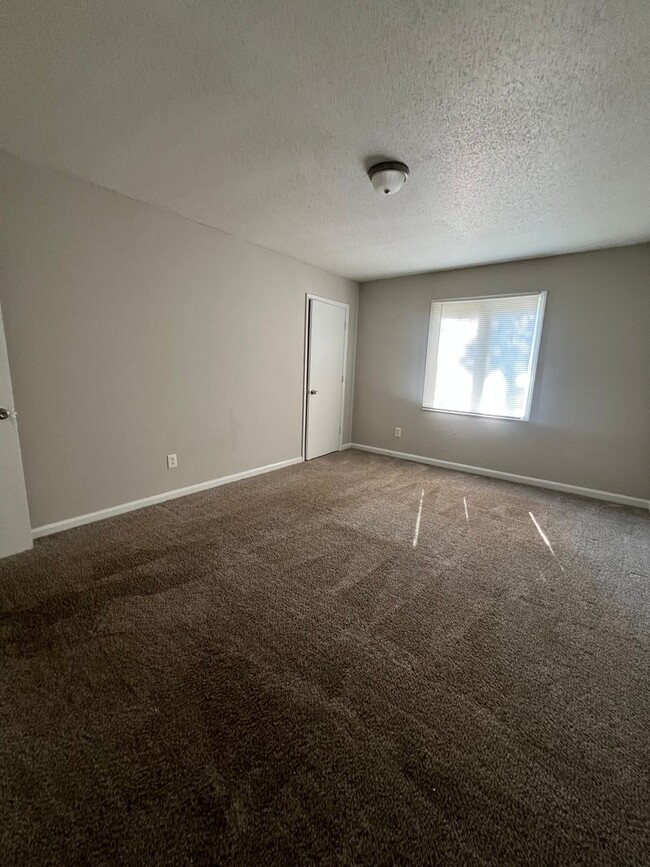Building Photo - 1 bedroom condo for $1050(1st floor)  Clos...