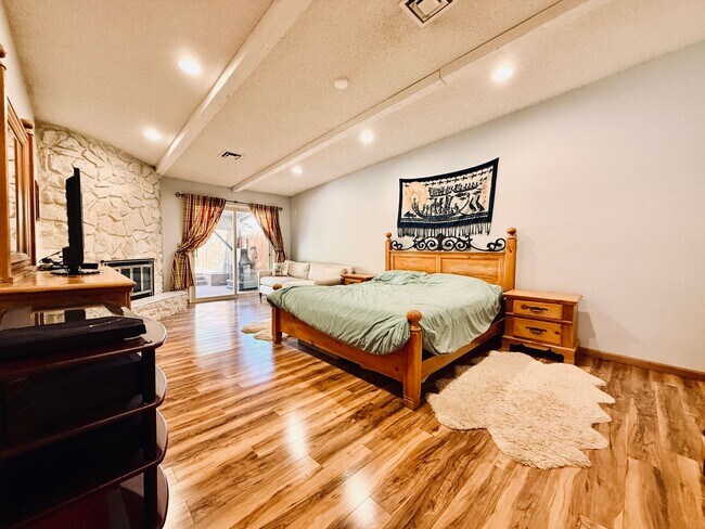 Building Photo - Available August 1st! Beautiful fully furnished single-story home located in the prestigious Span...