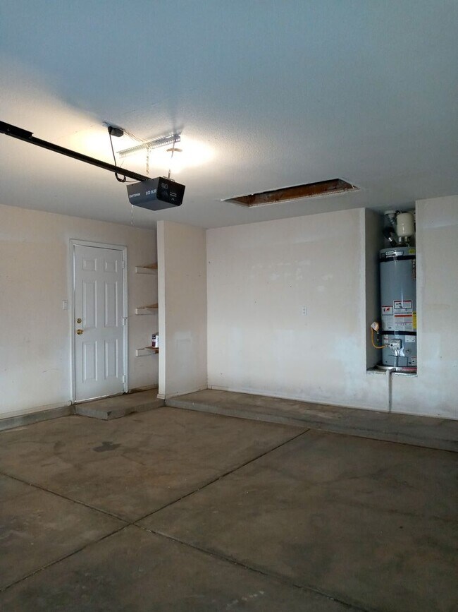 Building Photo - Affordable Ventana Cutie!!