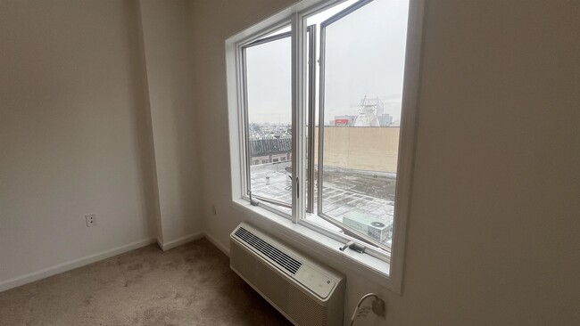 Building Photo - 528 52nd St