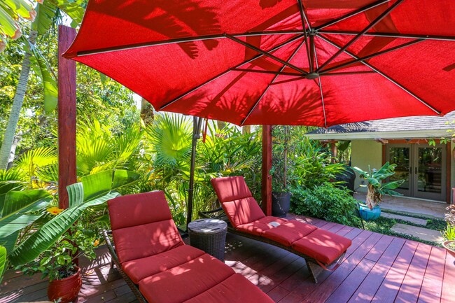 Building Photo - **TROPICAL PARADISE**3BEDS/2BATH POOL HOME...