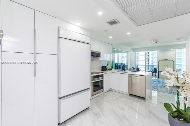 Building Photo - 10275 Collins Ave
