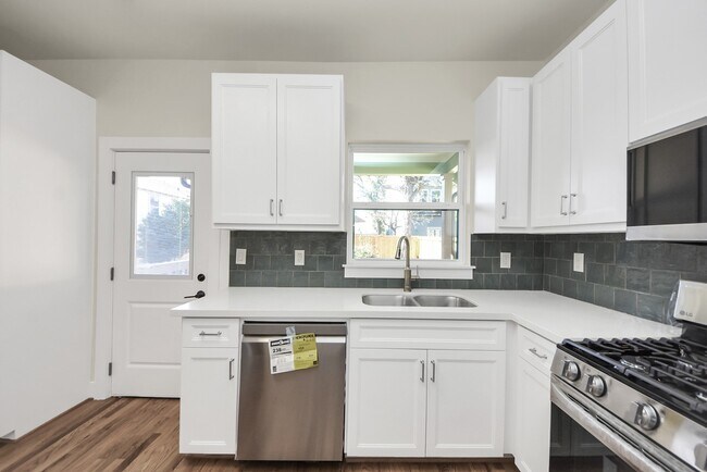 Building Photo - 122 Sidney St