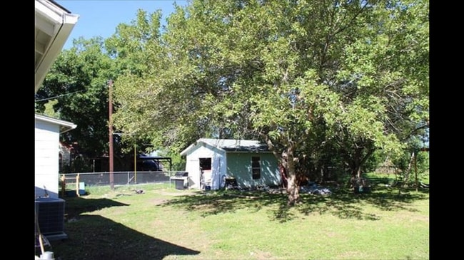 Building Photo - 1409 W San Antonio St