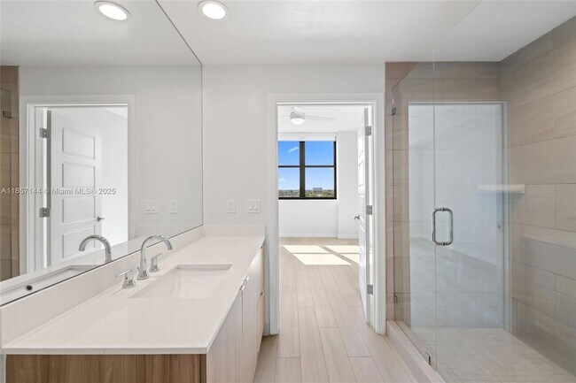 Building Photo - 555 NE 8th St