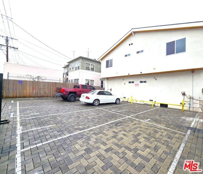 Building Photo - 2516 Malabar St