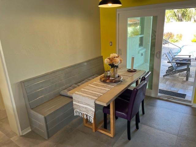 Building Photo - 2220 E Vina Del Mar Blvd