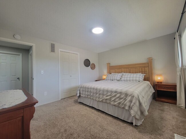 Building Photo - Newly Renovated Townhouse - Pet Friendly!!