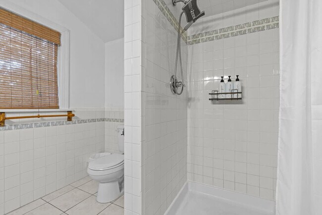 Building Photo - 912 Little Bay Ave