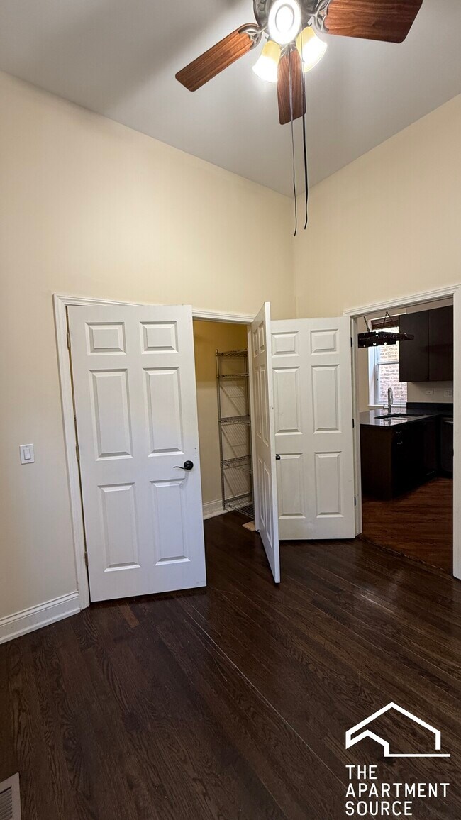 Building Photo - 1010 S Oakley Ave
