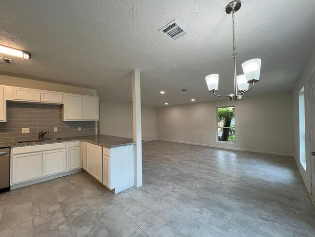 Building Photo - 9423 Kristin Dr