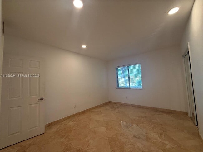 Building Photo - 8435 Crespi Blvd