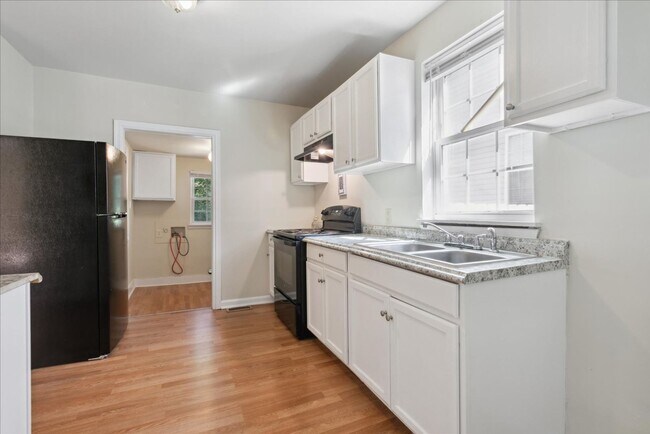 Building Photo - 715 18th St