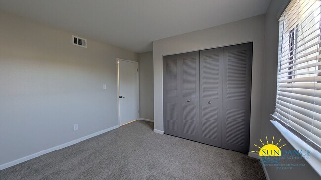 Building Photo - Expansive waterfront covered patio off this fully renovated Fort Walton Condo!