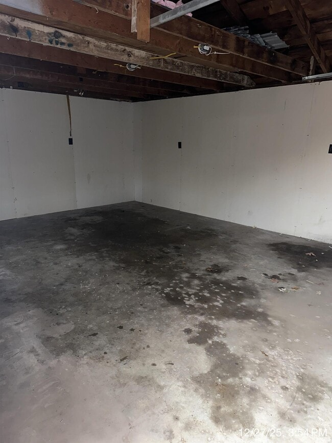 Building Photo - 1009 E Spraker St