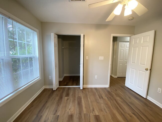 Building Photo - Home in Woodbridge With a Screened Porch and Private Backyard!