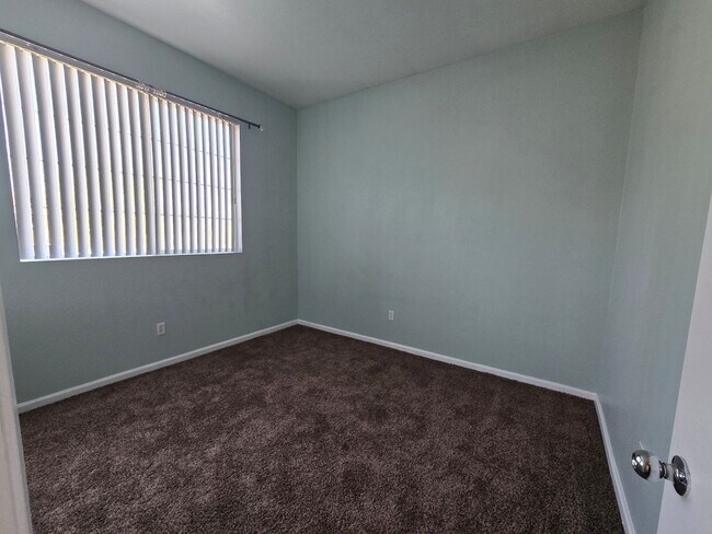 Building Photo - 1602 W Ave H4