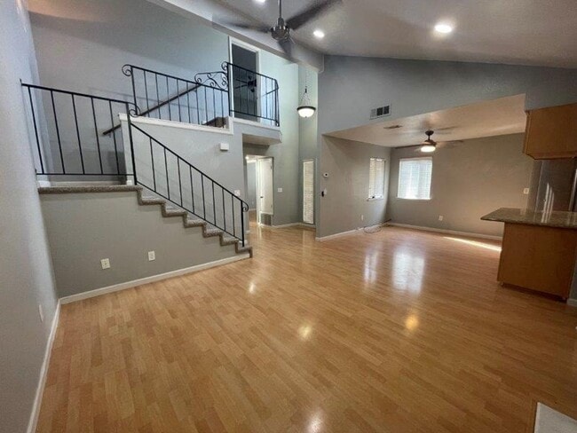 Building Photo - Gorgeous 3 Bedroom1/2 Plex in Elk Grove
