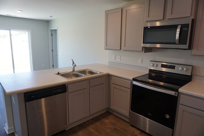 Building Photo - 602 Draymore Dr NE