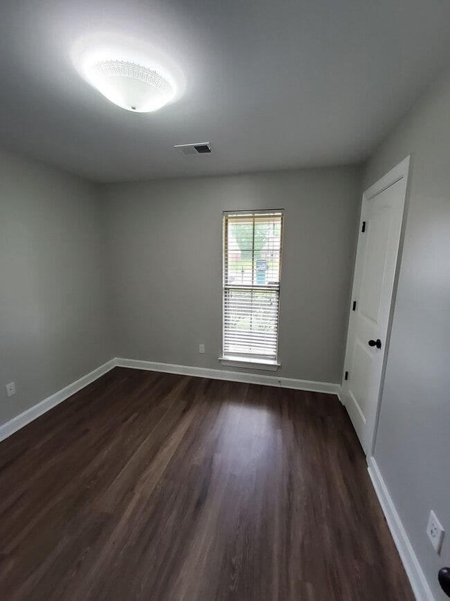 Building Photo - Modern Southaven Home with Two-Car Garage