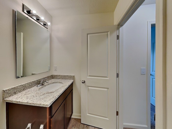 Building Photo - 10921 Woods Dr