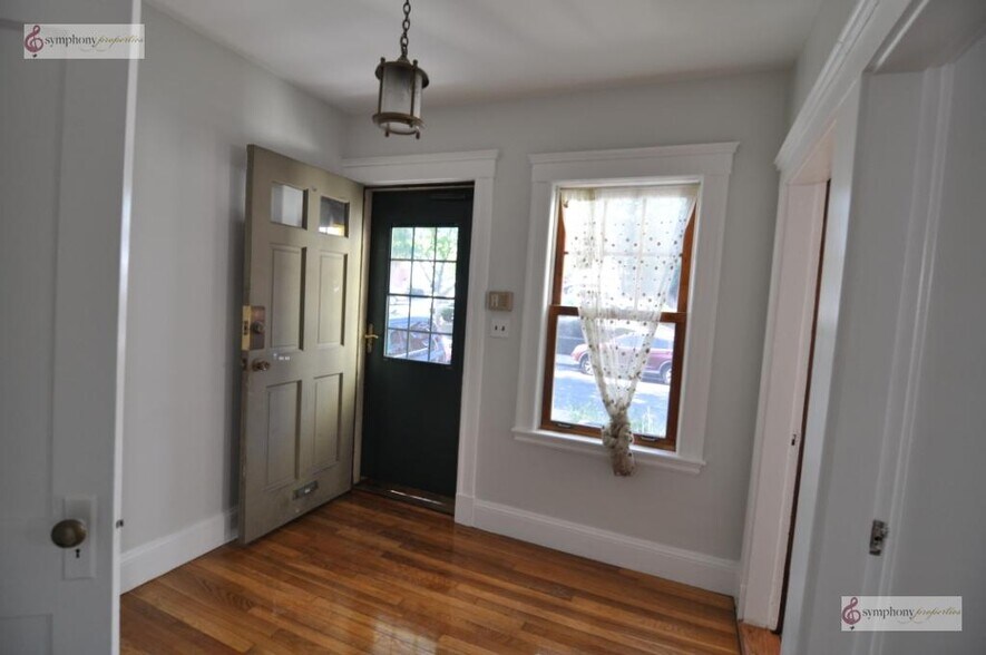 Primary Photo - 202 Calumet St
