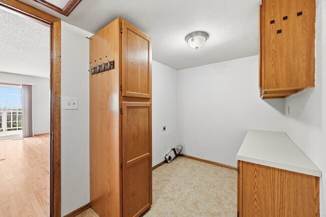 Building Photo - $2,845.95- 4-Bed /3-Bath Gem with Finished Basement and Fenced-in Yard in Colorado Springs!