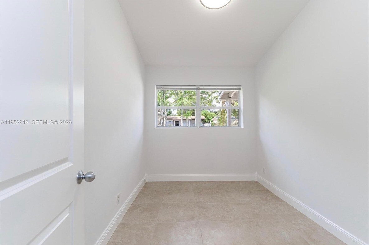 Building Photo - 1032 SW 22nd Ter