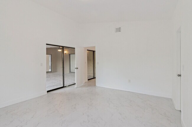 Building Photo - 527 Glade Ct