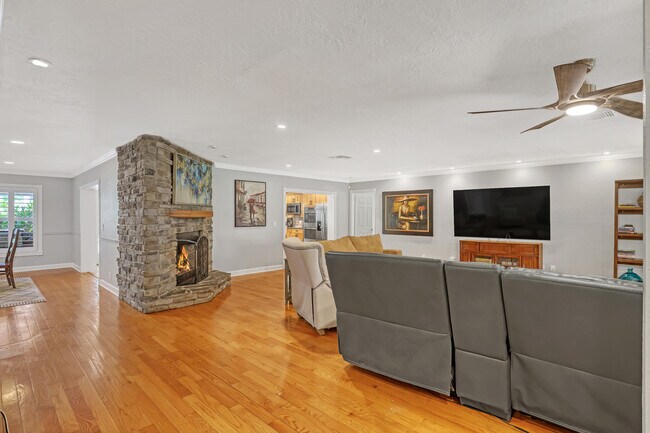 Building Photo - 10780 Anderson Ln