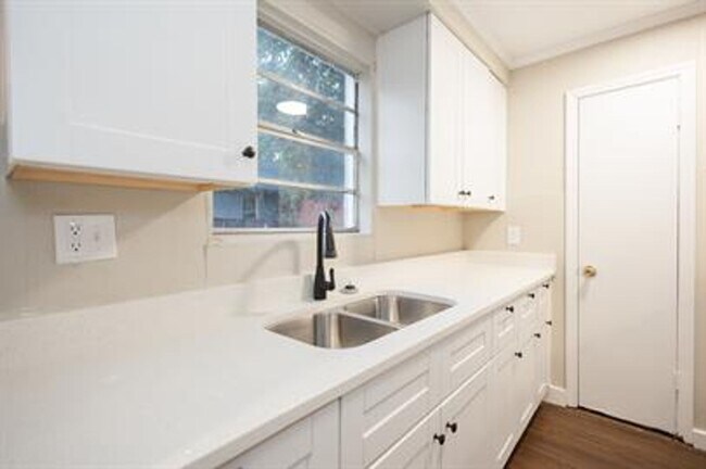 Building Photo - 1347 Bailey Ave