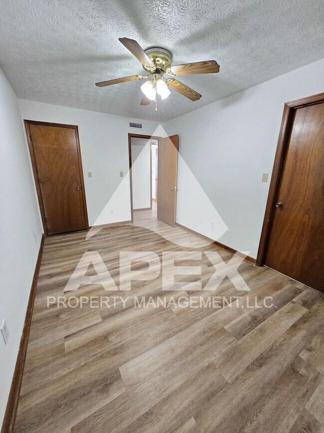 Building Photo - Cute 2 Bd - 1 Ba Single Family Brick Home ...